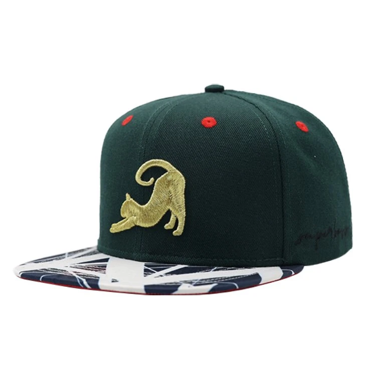 Кепка Snapback с металлизированной вышивкой